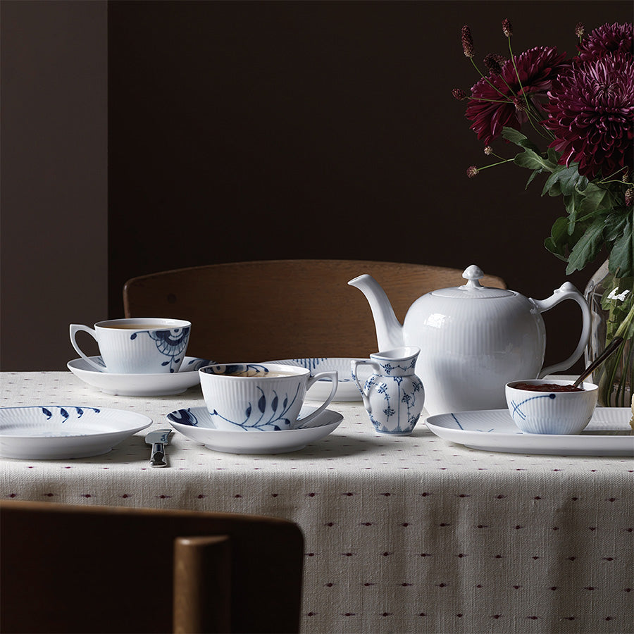 Royal Copenhagen Blå Mega Riflet Sukkerskål 15 cl, del av en elegant borddekkingsopplevelse med tekopp og tekanne, perfekt for kaffebordet.