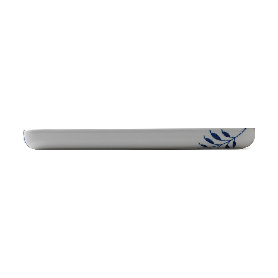 Royal Copenhagen Blå Mega Riflet Fat, profilbilde av 36 cm serveringsfat med en elegant, lav form og stilrent design, ideelt for borddekking.