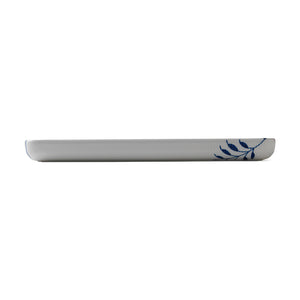 Royal Copenhagen Blå Mega Riflet Fat, profilbilde av 36 cm serveringsfat med en elegant, lav form og stilrent design, ideelt for borddekking.
