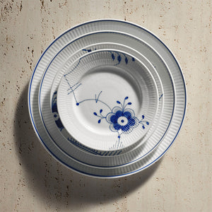 Royal Copenhagen Blå Mega Riflet Asjett 17cm Nr.6 - en elegant oppstilling av flere asjetter som viser det grafiske mønsteret og detaljene i designet, ideell for borddekking.