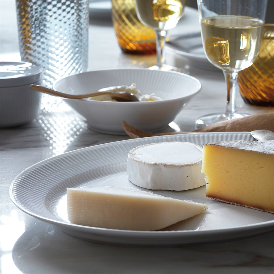 Royal Copenhagen Hvit Riflet Dyptallerken 17cm - Stilfull servering med dyptallerken fylt med forskjellige oster, designet for alle typer borddekking.