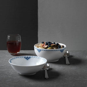 Royal Copenhagen Prinsesse Skål 18 cm - Skåler fylt med frukt og bær, vist sammen med en drink, perfekt til både middag og koselige sammenkomster.