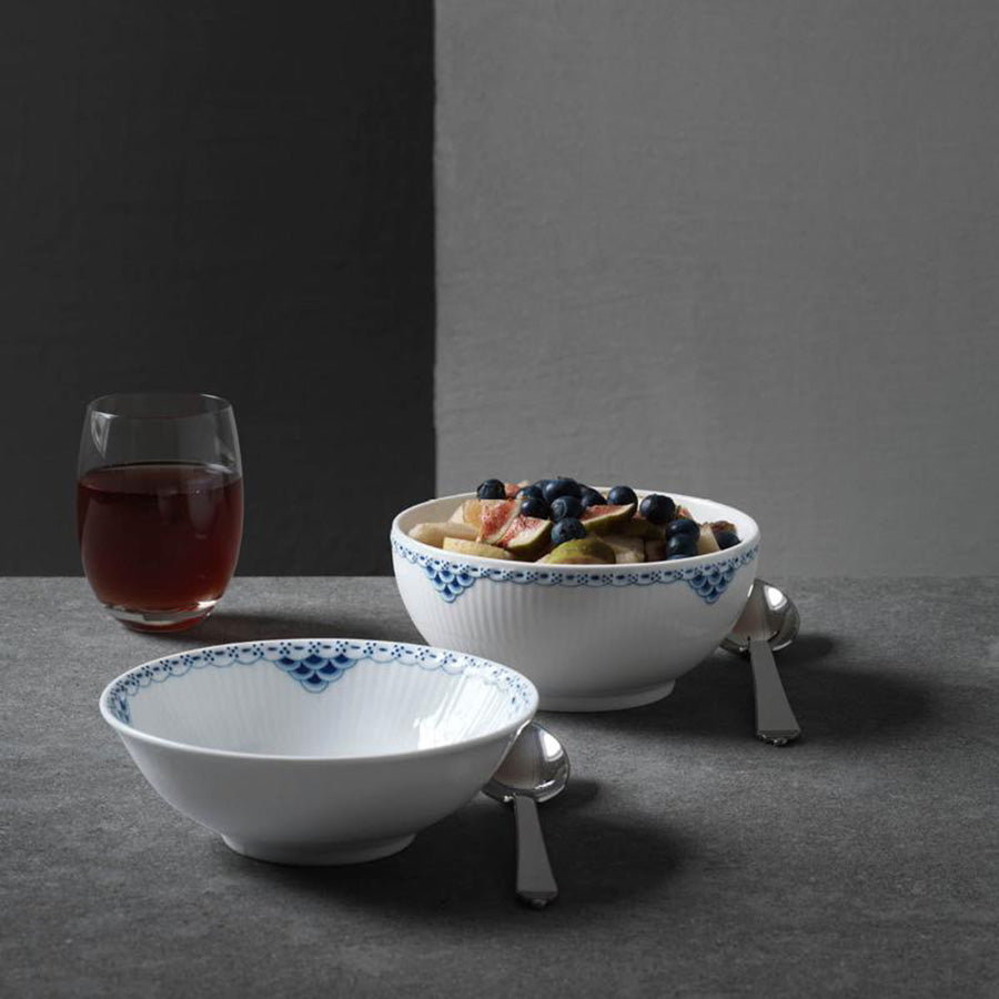 Royal Copenhagen Prinsesse Skål 18 cm - Skåler fylt med frukt og bær, vist sammen med en drink, perfekt til både middag og koselige sammenkomster.