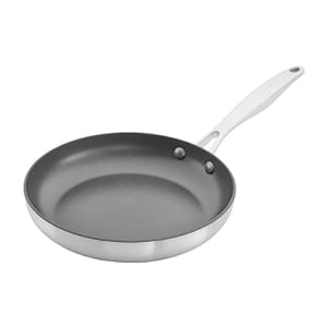 Scanpan Nura stekepanne 24 cm sett i vinkel med slitesterkt belegg og børstet stålhåndtak