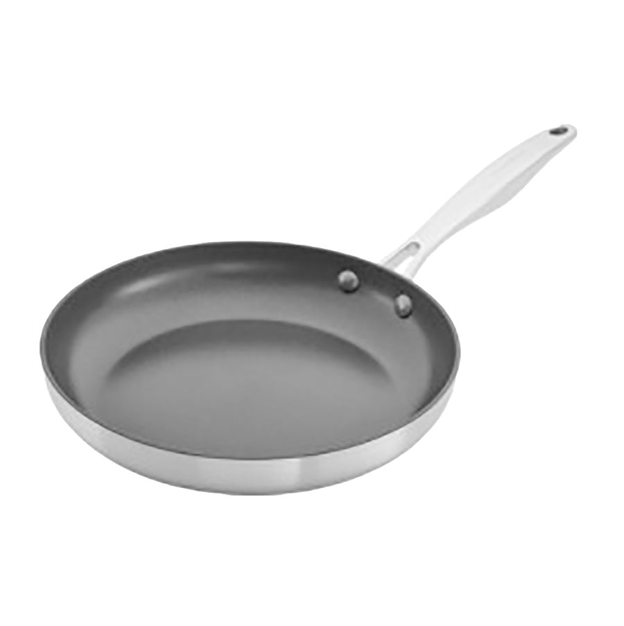 Scanpan Nura stekepanne 26 cm sett i vinkel med slitesterkt mørkt non-stick-belegg og stålhåndtak