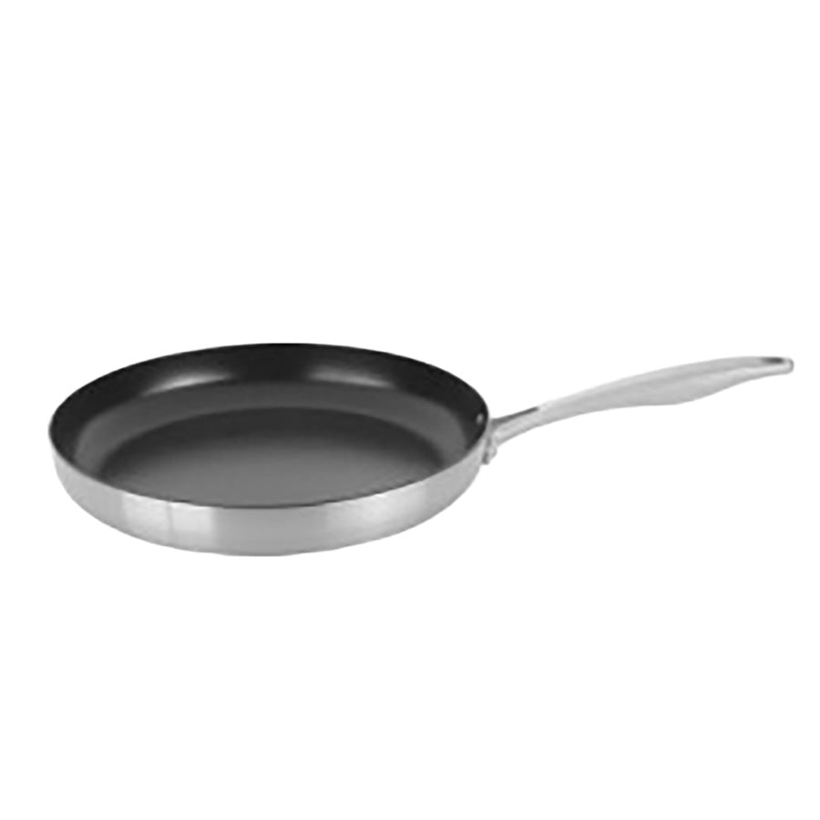 Scanpan Nura stekepanne 32 cm med sort Stratanium Leap-belegg og børstet stålhåndtak, sett fra siden