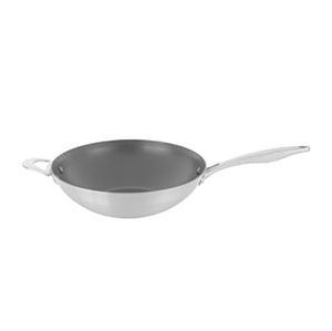 SCANPAN Nura wokpanne 32 cm sett fra siden med lang børstet stålhåndtak og høye kanter