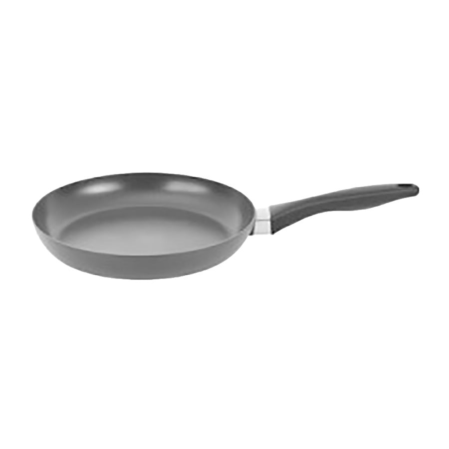 Scanpan Sava stekepanne 24 cm i grått med ergonomisk håndtak, sett fra siden