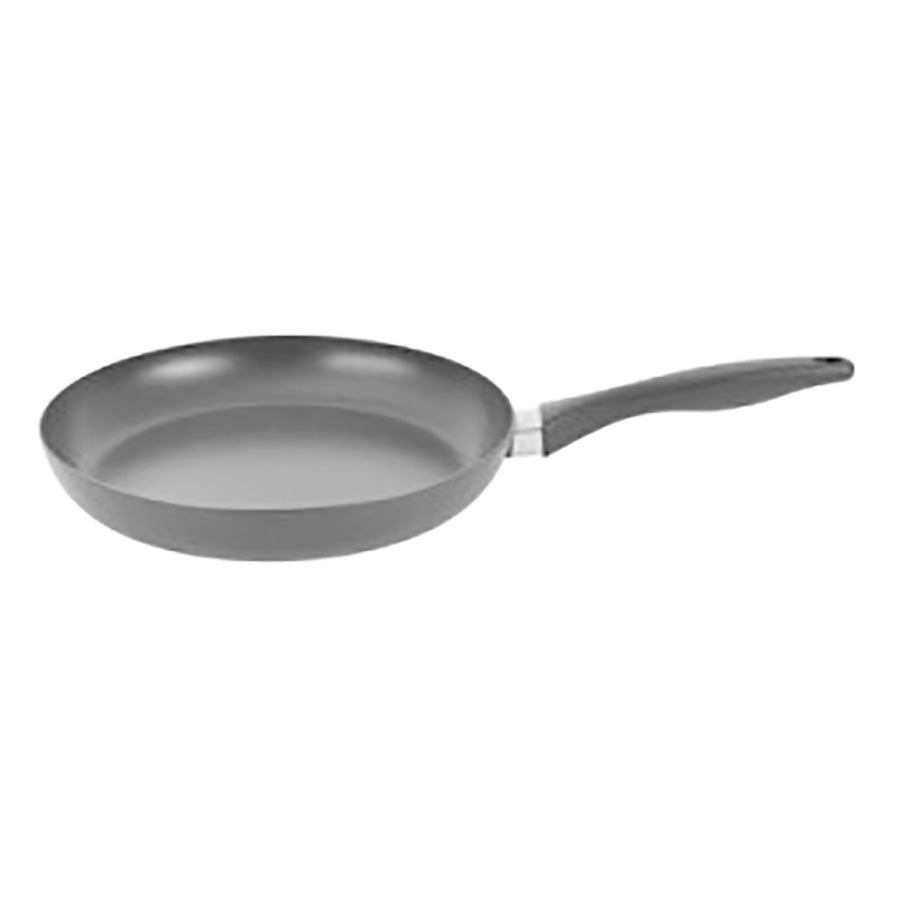 Scanpan Sava stekepanne 28 cm i grått med ergonomisk håndtak, sett fra siden