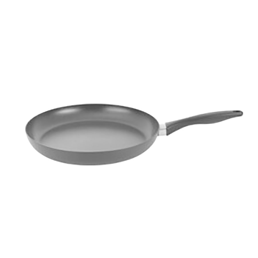 Scanpan Sava stekepanne 32 cm i grått med ergonomisk håndtak, sett fra siden