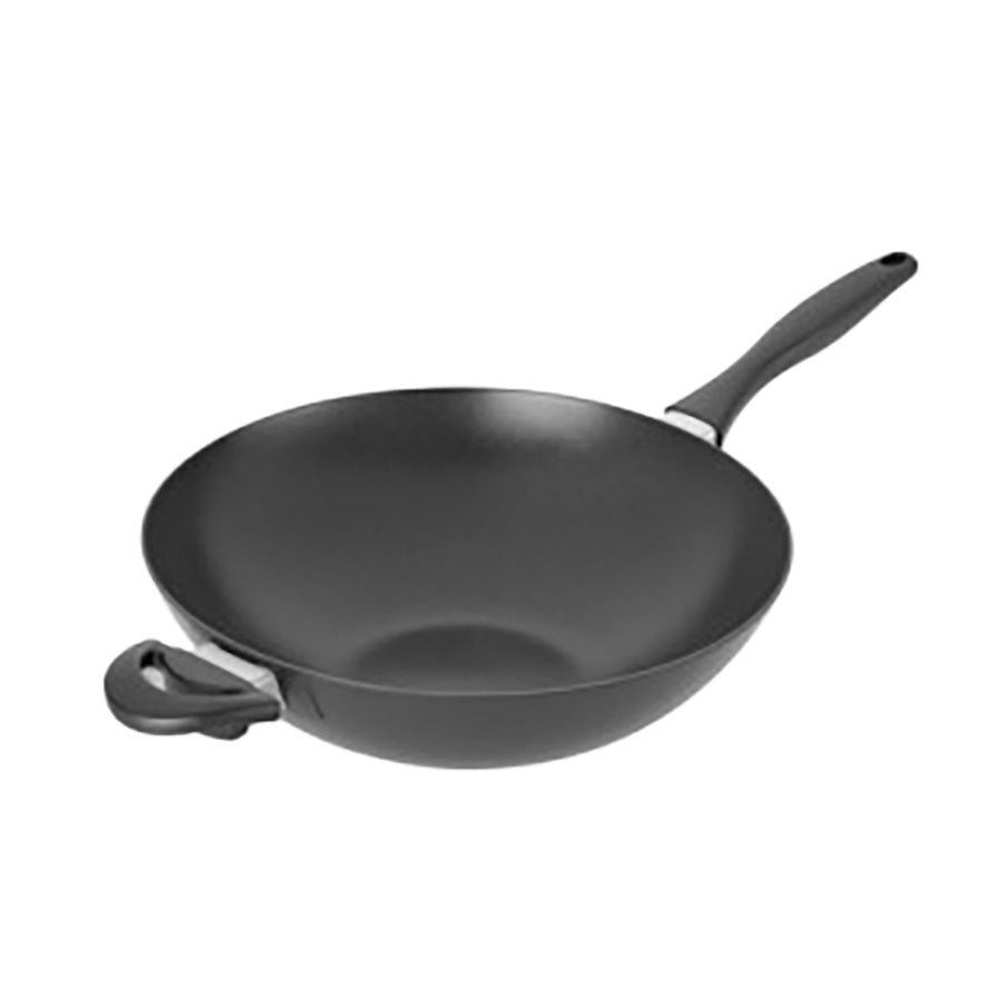 Scanpan Sava 32 cm wokpanne vist i vinkel med romslig stekeflate, høye sider og støttehåndtak