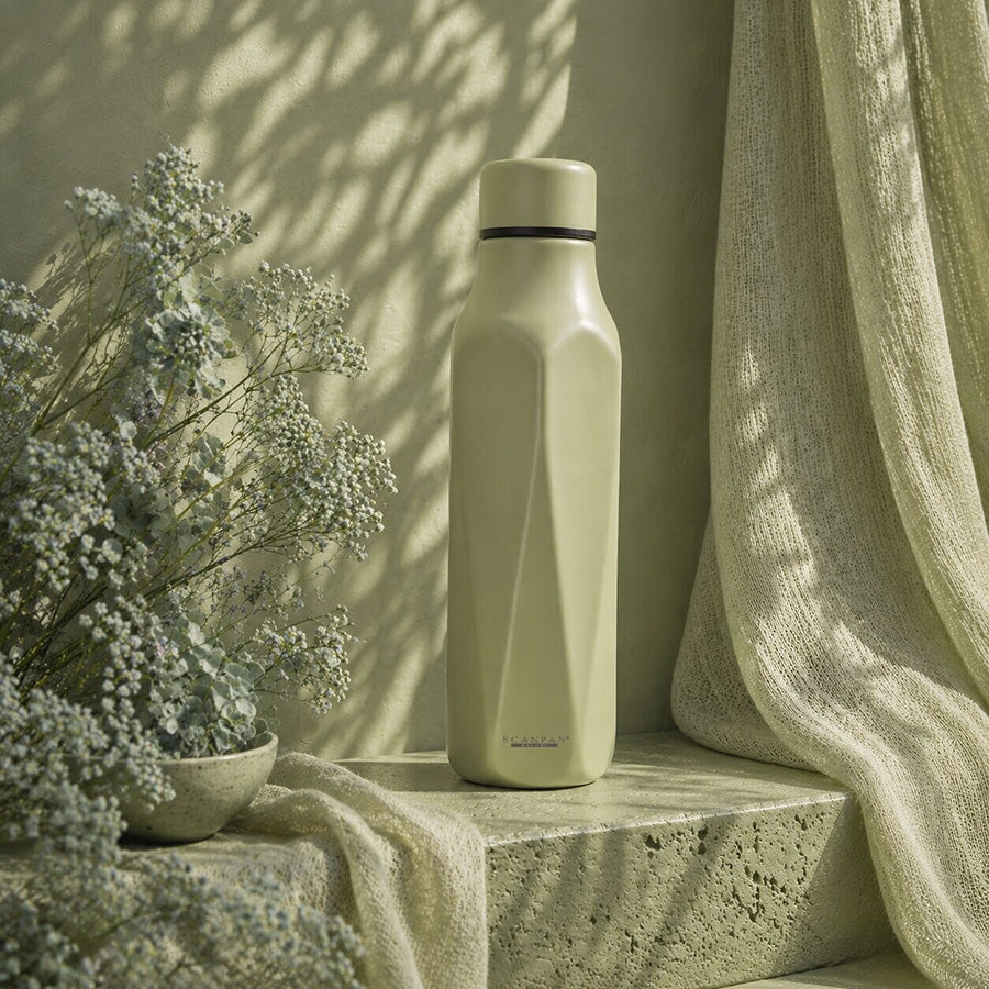 Scanpan Explore termoflaske 500ml i Matcha-farge plassert på en steinplate med naturbakgrunn, perfekt for friluftsliv og hverdagsbruk.