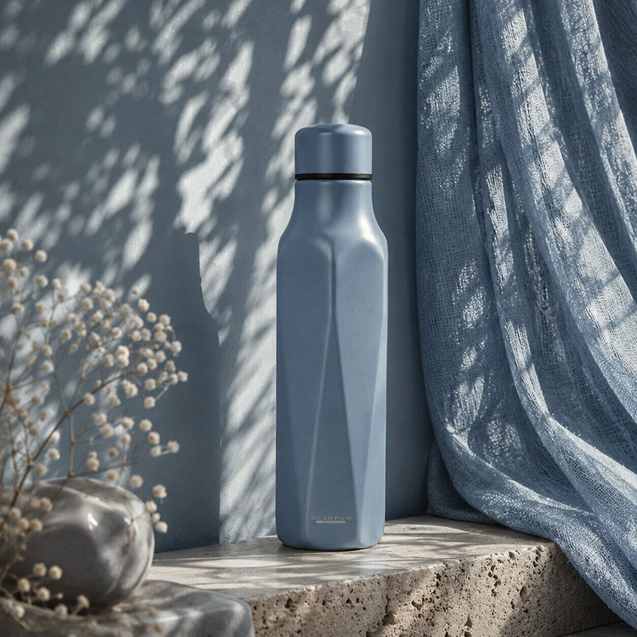 Scanpan Explore termoflaske 500ml i mistfarge, plassert mot en stilren bakgrunn med naturlige elementer for en moderne og elegant fremtoning.