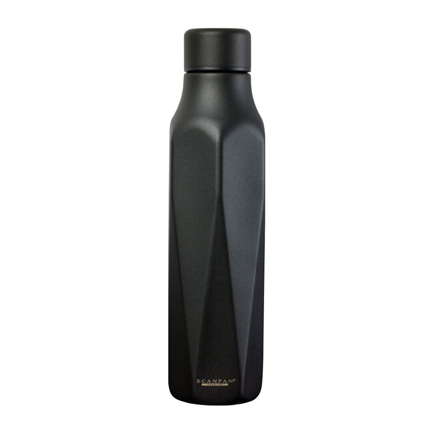 Scanpan termoflaske i helsvart med matt finish og fasettert design, perfekt for både kalde og varme drikker. 500ml kapasitetsflaske som holder drikken kald i 24 timer og varm i 12 timer.