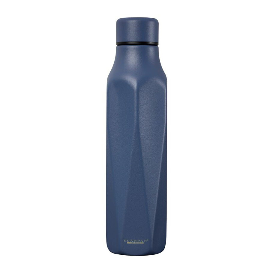 Scanpan Explore termoflaske 500 ml i oceanblå farge med et unikt fasettert design, perfekt for å holde drikker kalde eller varme.