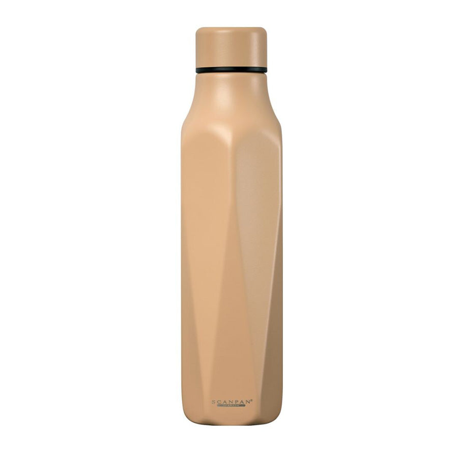 Scanpan termoflaske i sandfarge med fasettert design, perfekt for å holde drikke kald og varm.