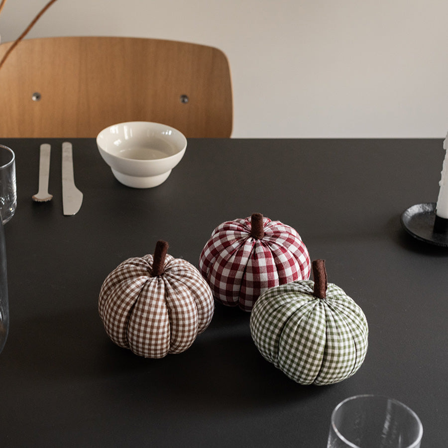 Gresskar fra Seasons Fall Collection i myke brun-, burgunder- og grønntoner, perfekt på bordet til høsten.