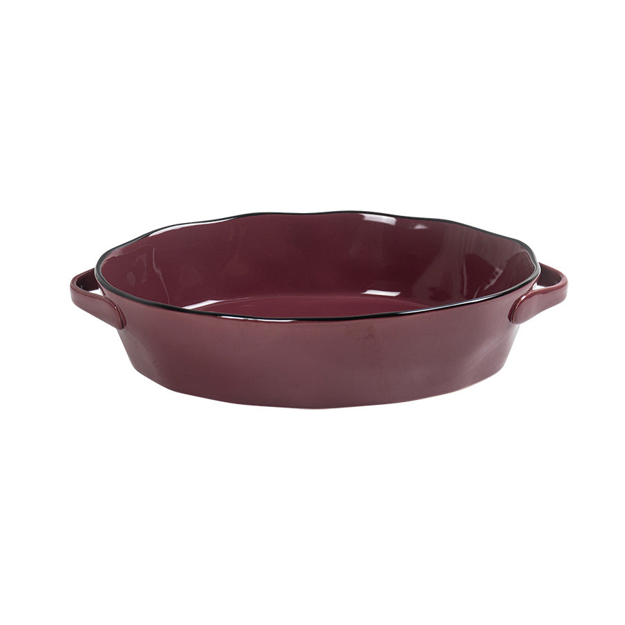 Profil av burgunder ildfast form oval 38 cm, viser de elegante håndtakene og den dype fargen.