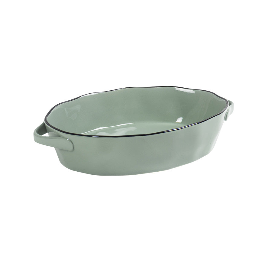 Vinkelbilde av ildfast form oval i grønn keramikk, 38 cm, tilpasset for å tåle høy varme og oppvaskmaskin.