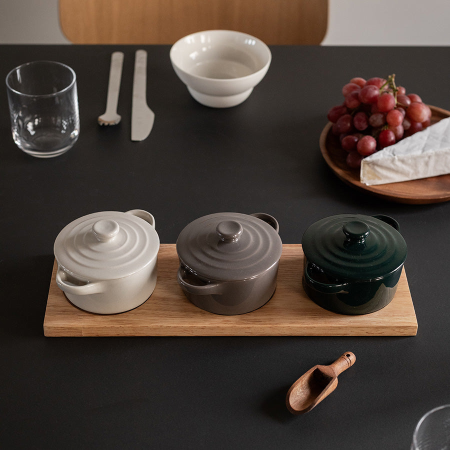 Elegant oppsett av tre serveringsskåler i høstfarger, presentert på et naturlig eikebrett.