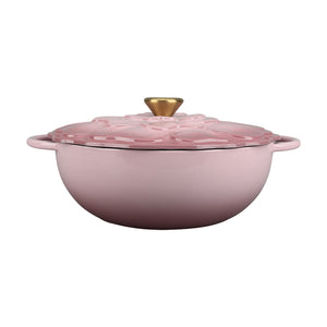 Støpejernsgryte fra Seasons Fall Collection med lokk i rosenrød farge og blomsterdekor, perfekt for matlaging og servering.