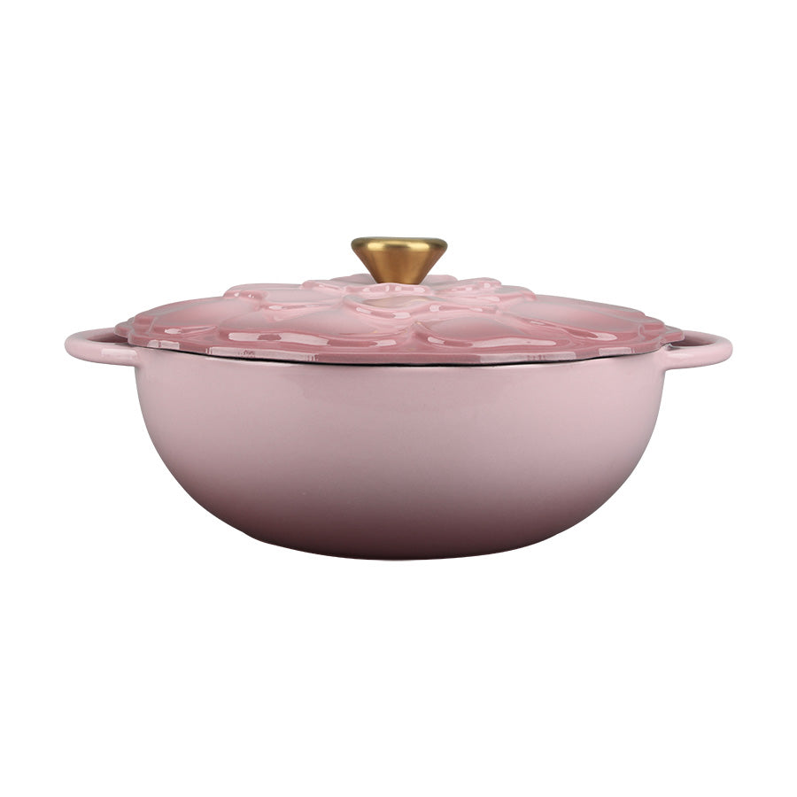 Støpejernsgryte fra Seasons Fall Collection med lokk i rosenrød farge og blomsterdekor, perfekt for matlaging og servering.