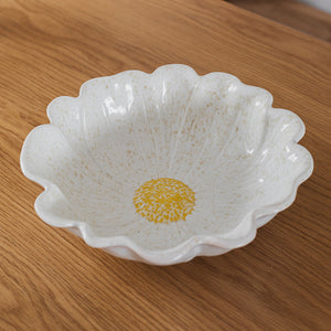 Stor hvit blomsterformet skål med gule detaljer fra Seasons Spring Collection