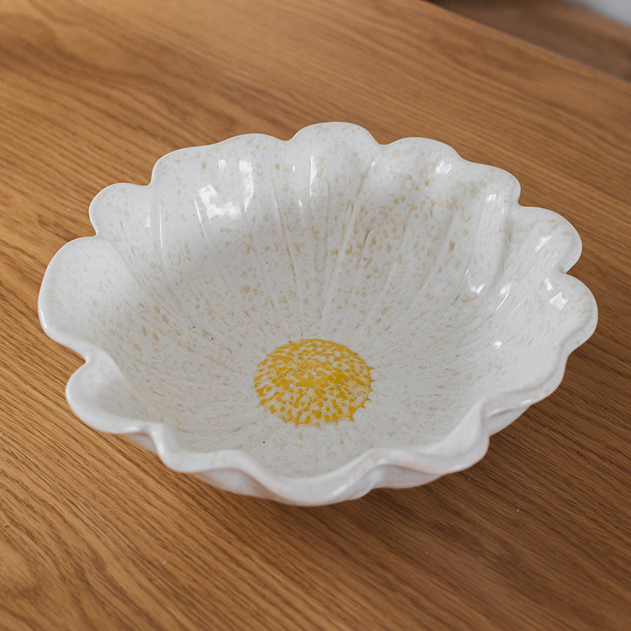 Stor hvit blomsterformet skål med gule detaljer fra Seasons Spring Collection