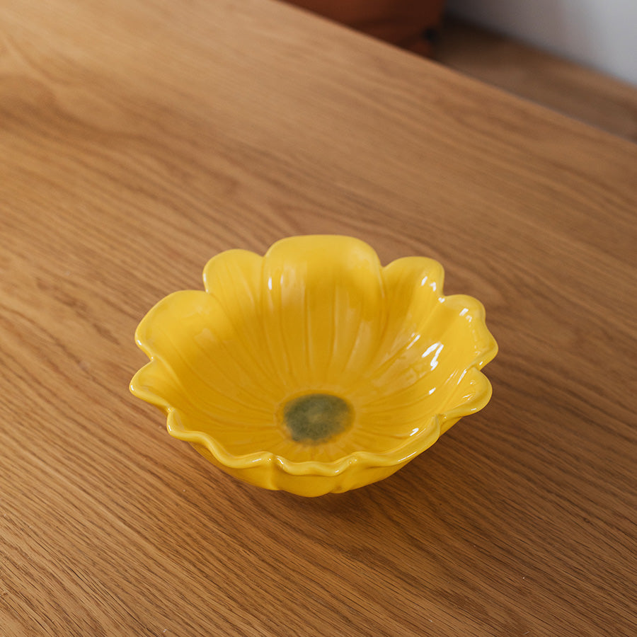 Gul blomsterformet skål med bølgende kanter fra Seasons Spring Collection
