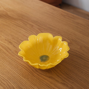 Gul blomsterformet skål med bølgende kanter fra Seasons Spring Collection