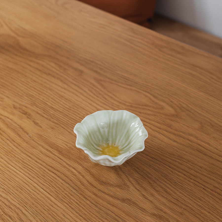 Liten hvit blomsterformet skål med gult senter fra Seasons Spring Collection