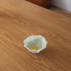 Liten hvit blomsterformet skål med gult senter fra Seasons Spring Collection
