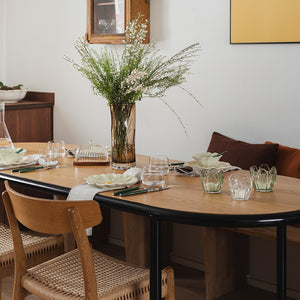 Elegant bordoppsett med Seasons lyslykter i klar glass, 8,5x8 cm, sammen med blomster og dekorerte tallerkener.