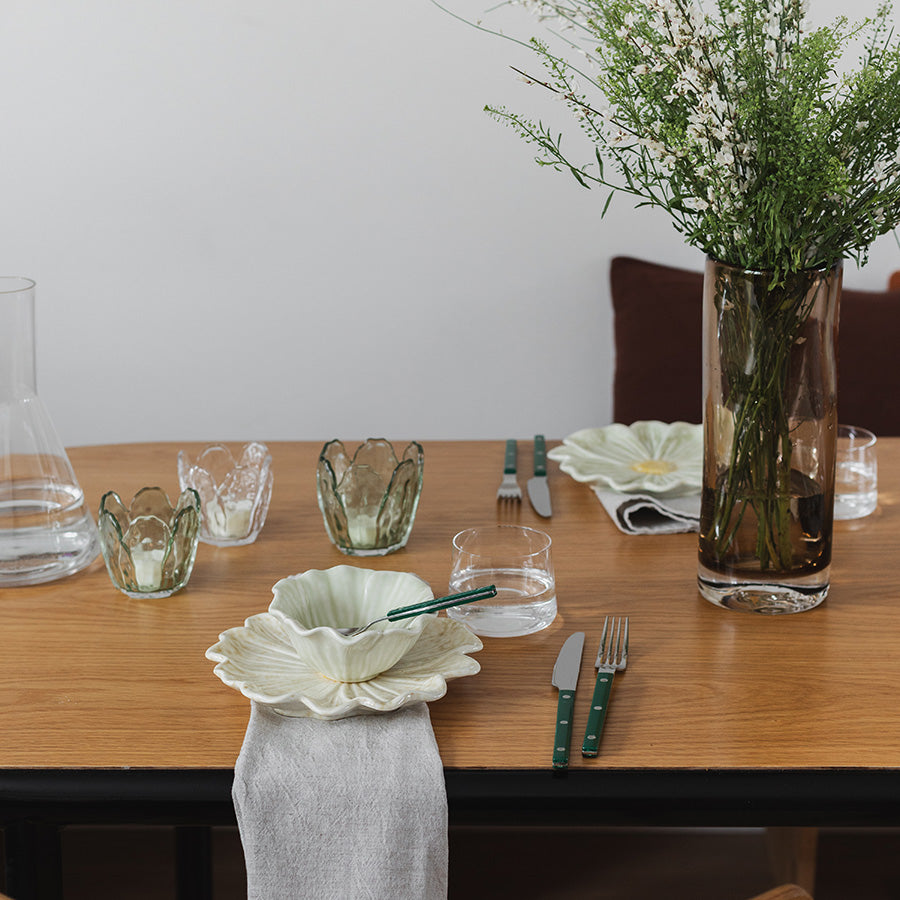 Elegant borddekorasjon med Seasons lyslykter fra Spring Collection, inkludert grønn lyslykt, blomsterinspirerte serveringsskåler og stilige glass.