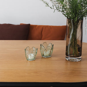 SEASONS Lyslykt fra Seasons Spring Collection i gruppe, to grønne glasslykt på bord med blomsterdekor.