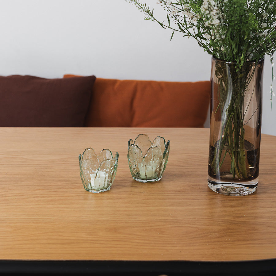 SEASONS Lyslykt fra Seasons Spring Collection i gruppe, to grønne glasslykt på bord med blomsterdekor.