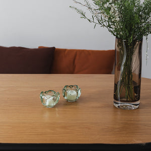 Seasons lyslykter fra Spring Collection plassert på et bord, 8x5,5cm, grønn og klar glass, gir en koselig atmosfære i rommet.