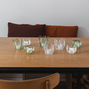 Samling av Seasons lyslykter i klar og grønn glass, 8,5x8 cm, viser variasjon og stil i dekorasjonen.