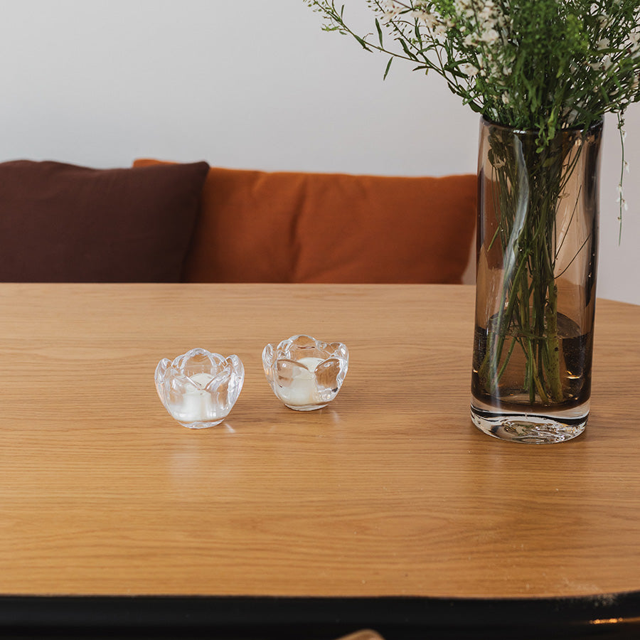 Seasons Lyslykt Spring Collection 8x5,5cm klar. To lyslykter i klar glass, plassert på et bord med moderne interiør, perfekt for koselige sammenkomster.