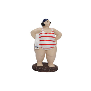 SEASONS Badedame 10 cm – Seasons Summer Collection dekorfigur Badedame i stripete rød-hvit badedrakt, sett fra siden for sommerlig retro-stemning