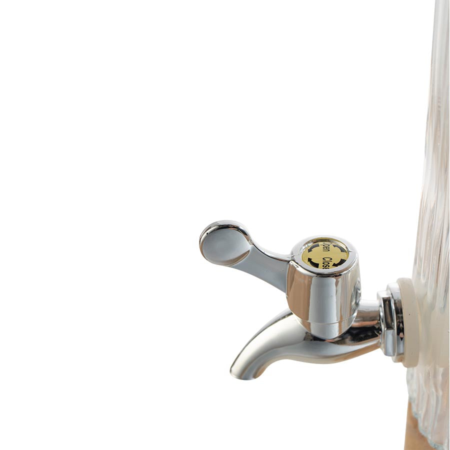 SEASONS Seasons Summer Collection Drikkedispenser Blomst 4L – nærbilde av metallkran og tappefunksjon på drikkedispenser i glass med trelokk