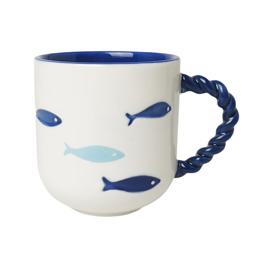SEASONS – Seansons Summer Collection Krus Med Fisker 400ml Hvit med blå fiskemotiv og tvistet hank, Krus