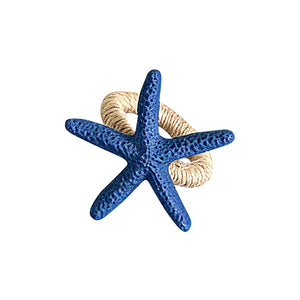 SEASONS Serviettringer Seasons Summer Collection serviettringer Sjøstjerne 4-pk blå – nærbilde av sjøstjerneformet serviettring i maritim blå med bølge-/teksturmønster