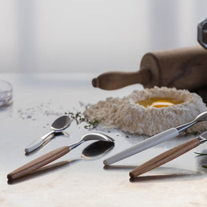 SKAUGUM: Skaugum Bestikk Teak Spisegaffel i bruk på bord med egg og serveringstilbehør