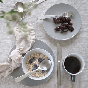 Stelton Maya 2000 spiseskje brukt i borddekking med frokostretter og kaffe.
