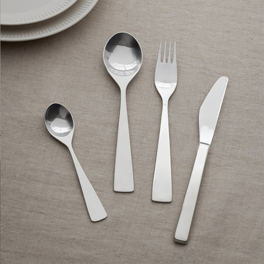 Stelton Maya 2000 Bestikksett 4 Deler - Detaljert bilde av designklassisk bestikksett med slankere linjer, ideelt for daglig bruk og festlige anledninger.