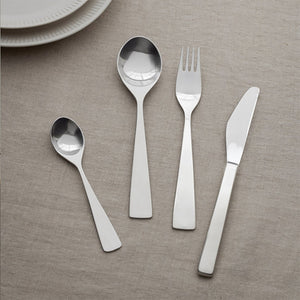 Stelton Maya 2000 Bestikksett 4 Deler - Detaljert bilde av designklassisk bestikksett med slankere linjer, ideelt for daglig bruk og festlige anledninger.
