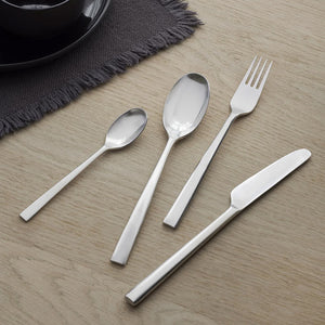 Elegant sett med spisegaffel, spisekniv, spiseskje og teskje i polert rustfritt stål, perfekt for enhver middag.