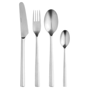 Stelton Chaco spisegaffel sammen med spisekniv, spiseskje og teskje, i et moderne sett av rustfritt stål.