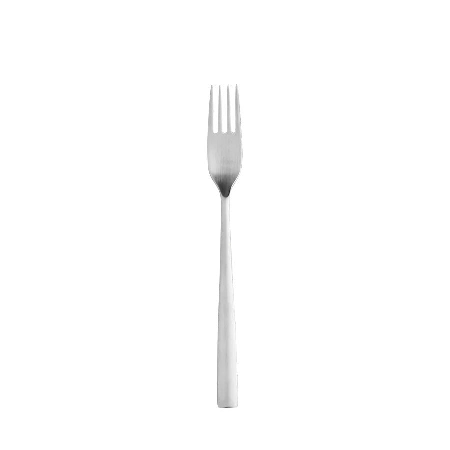 Elegant dessertgaffel i rustfritt stål fra Stelton, designet av Tias Eckhoff, perfekt for servering av ulike desserter som kaker og fruktterter.